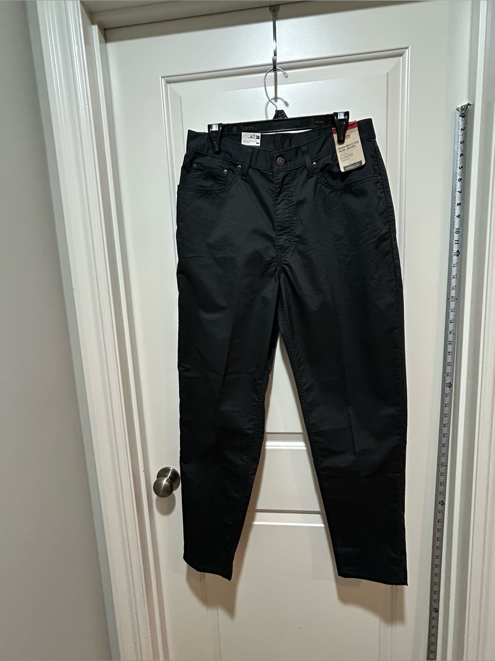 Levi’s NWT Women’s size 31x30 or 12 black high waisted momJeans 5 pockets